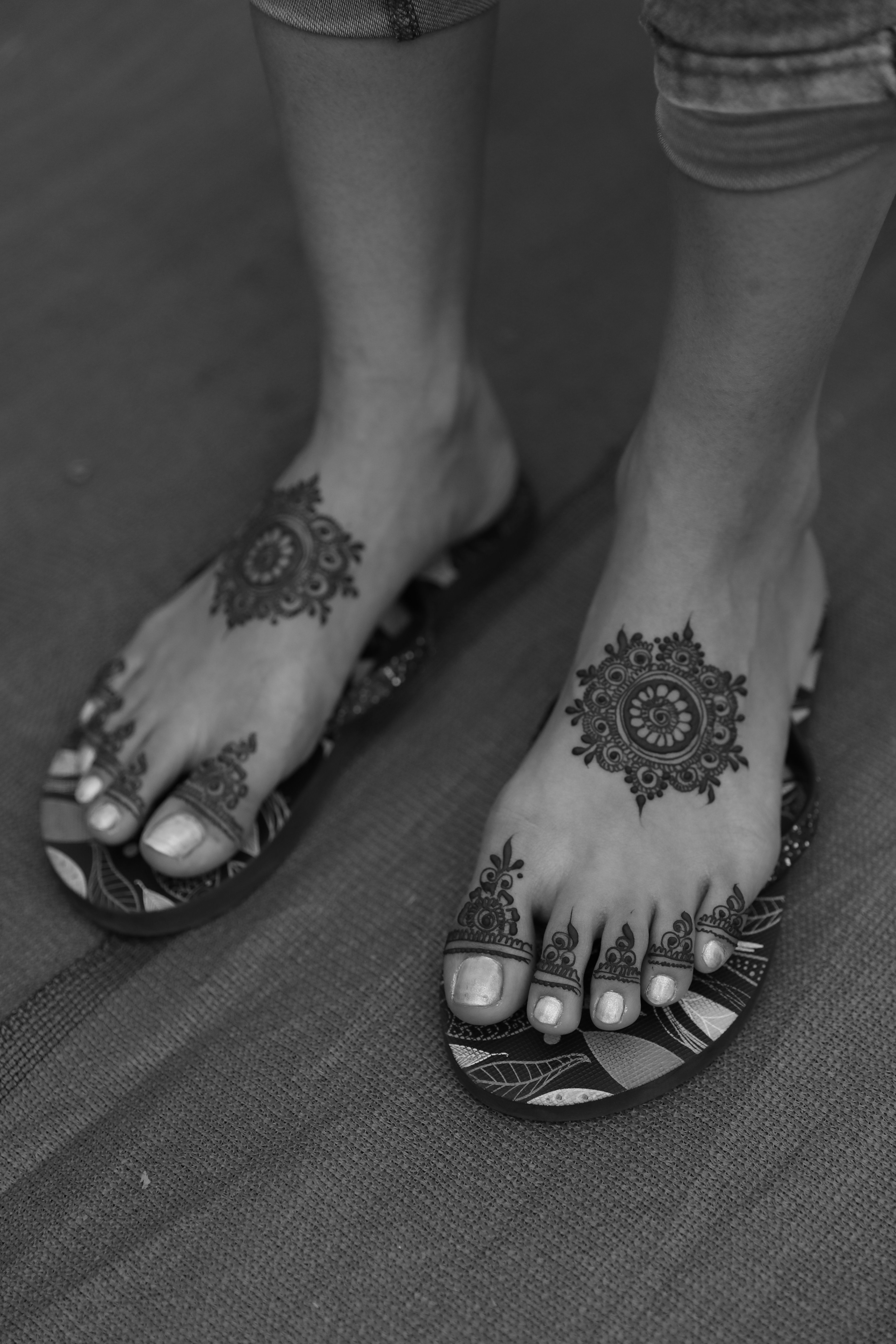Composição de mandala nos pés — referência estética em henna